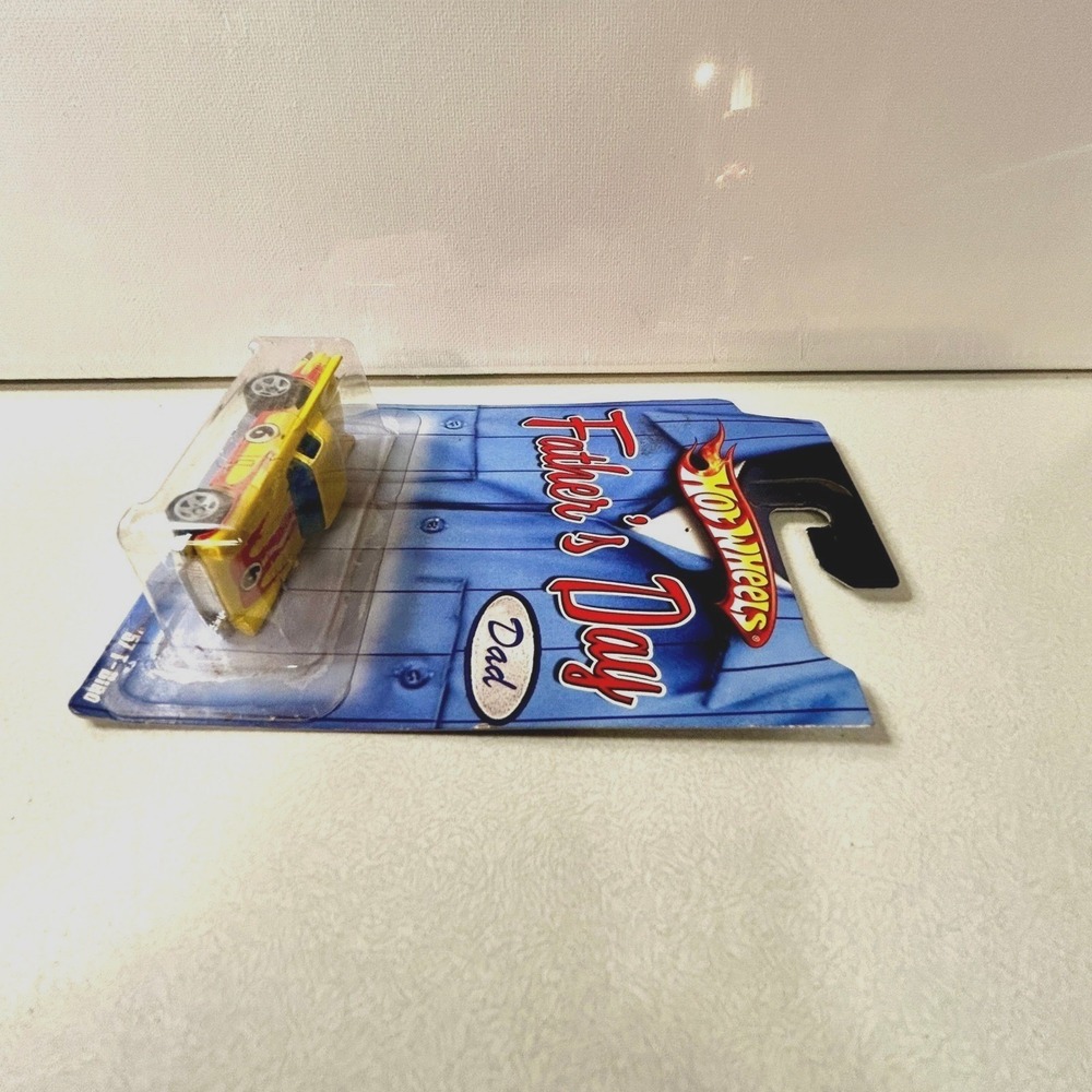 Hot Wheels Fathers Day 2009 57 T-Bird Yellow Diecast Car 1/64 Scale P3511 - Picture 7 of 7